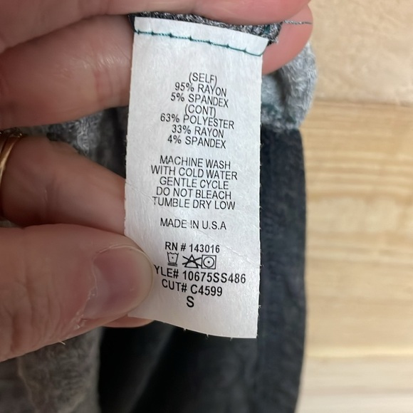 A.Gain size S Gray with Cheetah Print V-neck Waffle Knit Short Sleeve T-Shirt - Picture 8 of 9